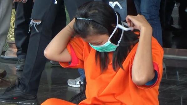 maling Leni, asisten rumah tangga yang mencuri perhiasan majikannya yang seorang polisi senilai Rp50 juta (Guntur/iNews)