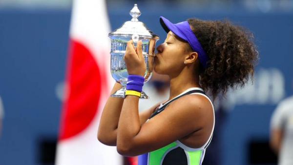 Naomi Osaka Juara US Open 2020 Naomi Osaka mencium trofi US Open 2020 usai mengalahkan Victoria Azarenka 1-6 6-3 6-3 pada babak final di Billie Jean King National Tennis Center, Minggu (13/9/2020) dini hari WIB. (Foto: Twitter @usopen)