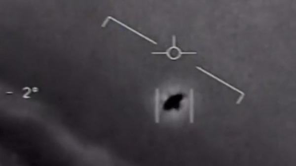 UFO 1 Tangkapan layar video terpantau kamera pengintai pesawat tempur AS pada 2004. (foto: Dephan AS)