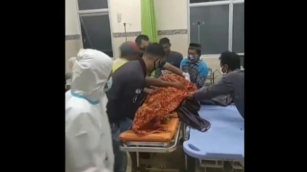 Korban penusukan-1 Korban penusukan karena pelaku cemburu dengan mantan suami (Berrie Brima/iNews)