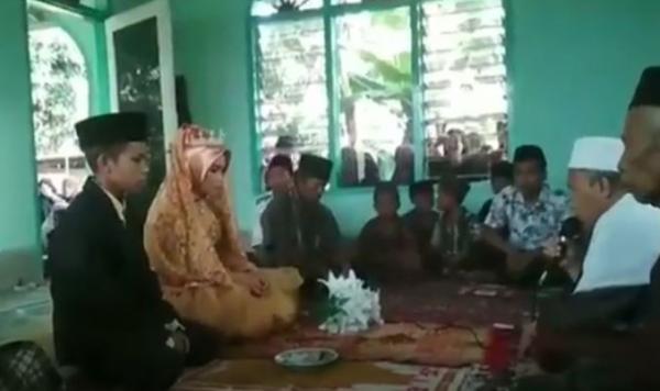 SU dan NH melangsungkan pernikahan di rumah ketua RT di Lombok Tengah. pernikahan kedua remaja itu viral di media sosial. (Foto: iNews/Ema Widiawati)