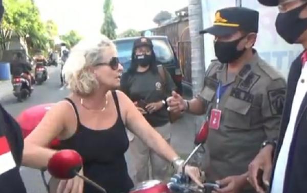 Seorang turis marah-marah saat terjaring razia masker di kawasan Badung, Bali, Rabu (16/9/2020). (iNews.id/Bagus Alit)