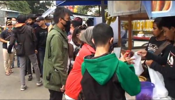 Odading Pembeli antre panjang di depan warung Odading Mang Oleh setelah viral. (Foto iNews/Ervan David).