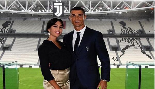 Cristiano Ronaldo bersama Georgina Rodriguez. (Foto: The Sun)