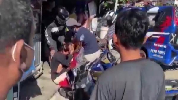 Angkot-1 Polisi hentikan angkot yang dikemudikan pelaku curanmor di Padang, Sumbar (Budi Sunandar/iNews)