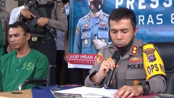 Sopir angkot-1 Kapolresta Padang AKBP Imran saat merilis kasus curanmor dengan tersangka sopir angkot Dedi Tato (Budi Sunandar/iNews)
