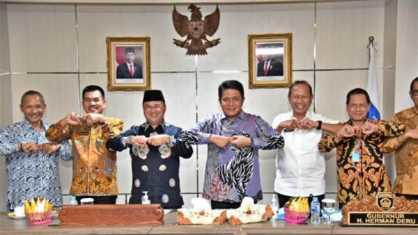 Gubernur Sumatera Selatan (Sumsel) Herman Deru dan Gubernur Bangka Belitung (Babel) Erzaldi Rosman Djohan (Humas Pemprov Sumsel)