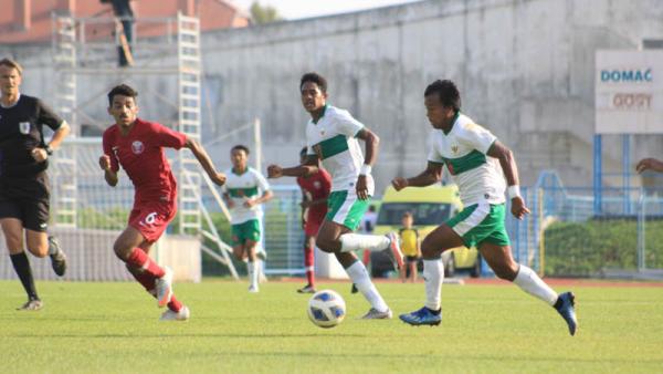 Winger Indonesia U-19 Mochammad Supriadi menggiring bola menuju pertahanan Qatar pada uji coba di Stadion SRC Mladost, Cakovec, Kroasia, Kamis (17/9/2020) malam WIB. (Foto: PSSI)