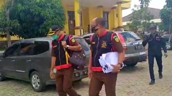 Penyidik Kejati Sumsel geledah kantor PUPR di Ogan Ilir Sumsel (Fitriadi/iNews)
