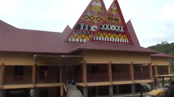 Rumah adat Mandailing di Bagas Godang yang disulap Pemkab Madina menjadi lokasi perawatan pasien Covid-19. (Foto: iNews/Ahmad Husein Lubis)