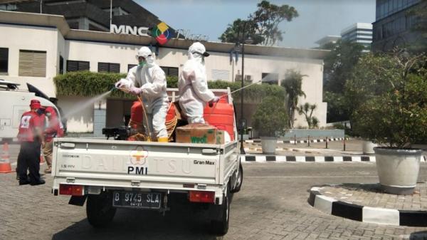 Disinfektan PMI DKI Jakarta bekerja sama dengan MNC Group melaksanakan penyemprotan disinfektan untuk mencegah penularan virus corona (Covid-19). (Foto: MNC Media).