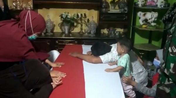 Keluarga Jenazah Keluarga Serka Sahlan menyambut kedatangan jenazah korban. (Foto: iNews/Ichsan Anshari).
