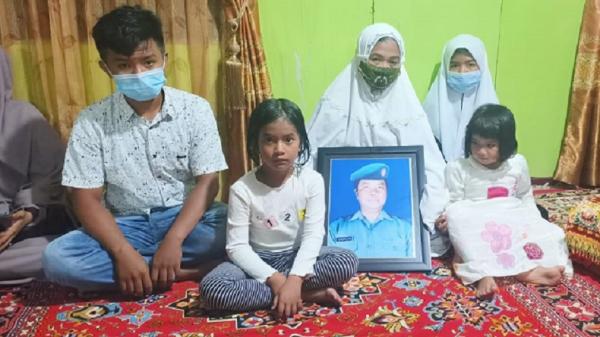 Keluarga Serka Sahlan menunggu kedatangan jenazah Keluarga Serka Sahlan menunggu kedatangan jenazah. (Foto: iNews/Ichsan Anshari).