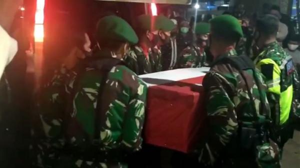 Prajurit TNI membawa jenazah Serka Sahlan Prajurit TNI membawa jenazah Serka Sahlan ke rumah duka. (Foto: iNews/Ichsan Anshari).