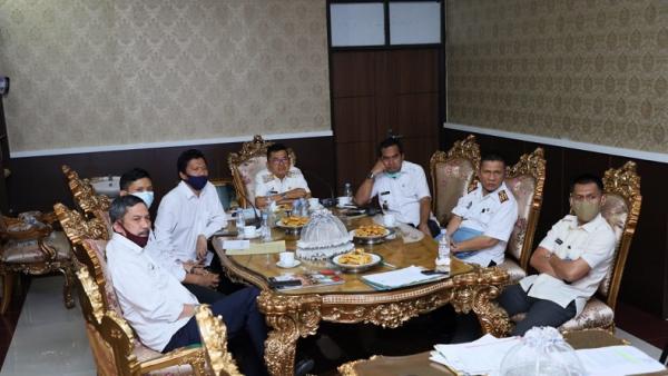 Wali Kota Palopo bersama sejumlah pejabat menggelar pertemuan tanpa memperhatikan aturan protokol kesehatan ketat. (Foto: iNews/Nasruddin).