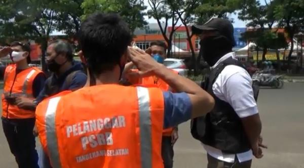 Pelanggar PSBB Tangsel Ist Tangkapan layar pelanggar protokol kesehatan virus corona (Covid-19) di Tangsel yang dikenakan sanksi sosial berupa hormat, Selasa (22/9/2020).