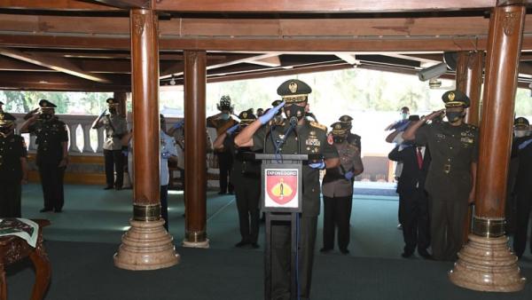 Pangdam IV/Diponegoro Mayjen TNI Bhakti Agus F Pangdam IV/Diponegoro Mayjen TNI Bhakti Agus Fadjari memimpin penghormatan secara militer saat ziarah di makam Presiden RI ke-2 RI, Soeharto di Astana Giribangun. (Foto: Dok Pendam IV/Diponegoro)