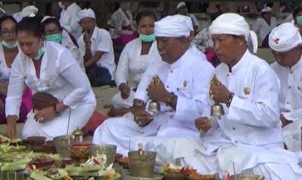 Pemangku Upacara Adat di Bali Pemuka agama Hindu di Bali memimpin upacara. (iNews.id/Bagus Alit)