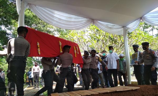 Jenazah suami Bupati Bogor dikuburkan Jenazah suami Bupati Bogor dikuburkan oleh jajaran Polres Bogor, Kamis (24/9/2020) (Foto: Sindo/Antara)
