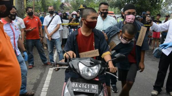 Rekon Rekonstruksi kasus pengeroyokan di Payakumbuh, Sumbar (Agung Sulistyo/iNews)