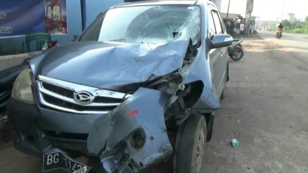 Mobil Xenia yang menabrak Sarawati hingga tewas (Mohammad David/iNews)