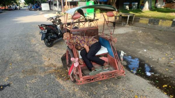 Tukang becak Tukang becak meninggal di atas becaknya di Kolaka, Sultra (Asdar Lantoro/iNews)