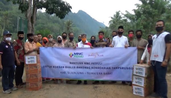 Warga menerima bantuan MNC Peduli MNC Peduli salurkan bantuan untuk warga Nagari Tamparungo (Foto : iNews/Hermawan H).