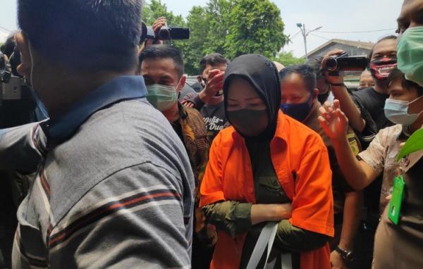 Anita Kolopaking Sindo Okto Anita Dewi Anggraeni Kolopaking saat tiba di Kejaksaan Negeri Jakarta Timur, Senin (28/9/2020). (Foto: Sindo/Okto Rizky Alpino)