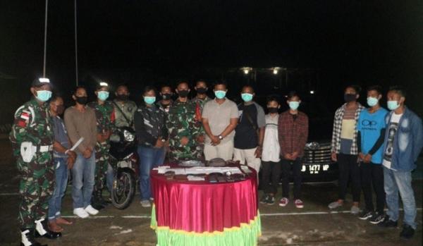 Tni Tangkap TKI Ilegal 2 Ist Satgas Pamtas Yonif 642/Kapuas menangkap 4 TKI ilegal saat akan masuk Malaysia, di Pos Kotis Gabma Entikong, Sanggau, Jumat (25/9/2020). (Foto: ist)