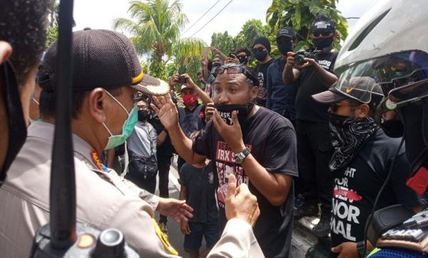 Demo Bebaskan Jerinx Dibubarkan Pendukung Jerinx kembali menggelar aksi menuntut pembebasan Jerinx di Kejaksaan Negeri Denpasar, Selasa (29/9/2020). (iNews.id/Dewi Umaryati)