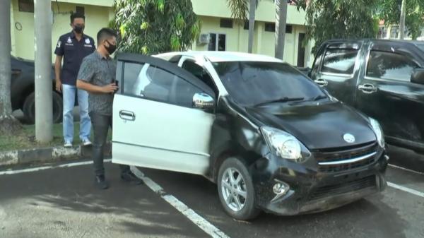 Mobil Mobil milik sopir taksi online yang dibegal ditemukan dengan kondisi dicat (Firdaus/iNews)