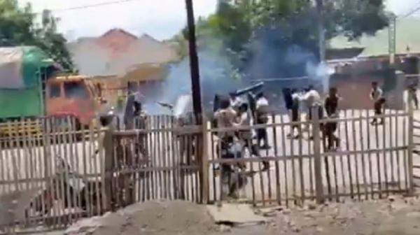 30 Polisi Bentrok