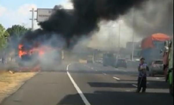 30 Truk Terbakar