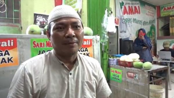 Osrial Kamnur, pemilik warung minuman tradisional Osrial Kamnur, pemilik warung minuman tradisional di Kota Padang, Sumbar. (Foto: iNews/Budi Sunandar)