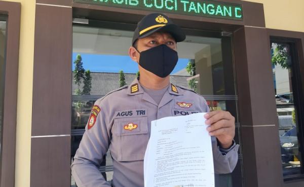 iNews.id-Kasat Sabhara Mundur Kasat Sabhara Polres Blitar AKP Agus Hendro Tri Susetyo menunjukkan surat pengunduran diri di Polda Jatim, Kamis (1/10/2020).(iNews.id/Ihya Ulumuddin))