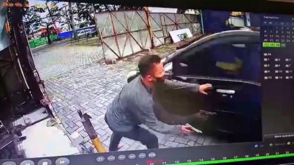 Todong-1 Pria di Medan, Sumut terekam kamera CCTV todongkan pistol (Ahmad Ridwan Nasution/iNews)