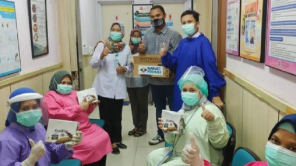 MNC Peduli Mnc Media MNC Peduli menyalurkan bantuan dalam bentuk makanan dan minuman kepada fasilitas kesehatan di tengah wabah virus corona (Covid-19). (Foto: MNC Media).