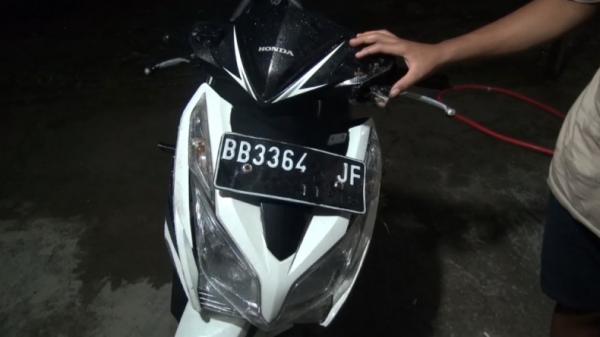 Sepeda motor milik korban kecelakaan akibat terlindas truk di Mandailing Natal (Ahmad Husein Lubis/iNews)