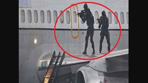 Operasi pembebasan penumpang pesawat DC-9. (Foto: Sindonews/Ist).