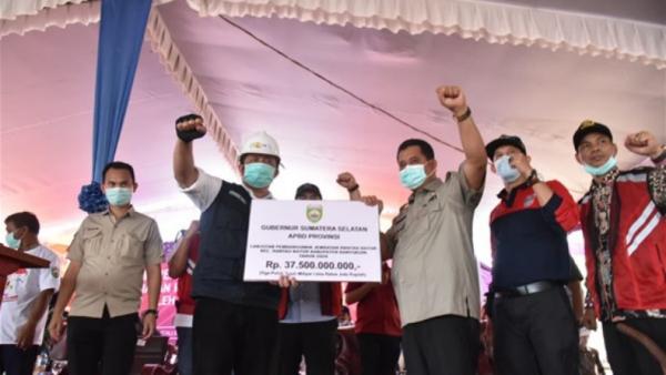 Herman Deru-1 Gubernur Sumatera Selatan (Sumsel) Herman Deru berikan bantuan untuk Pemkab Banyuasin (Humas Pemprov Sumsel)