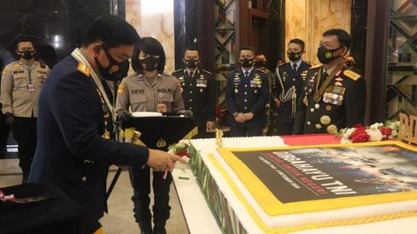 panglima tni hut2 Panglima TNI Marsekal TNI Hadi Tjahjanto memotong kue, disaksikan Kapolri Jenderal Pol Idham Azis. (Foto: Puspen TNI).