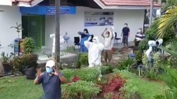 Senam-1 Pasien positif Covid-19 dan perawat di RSUP M Djamil Padang senam untuk tingkatkan imun tubuh (Budi Sunandar/iNews)
