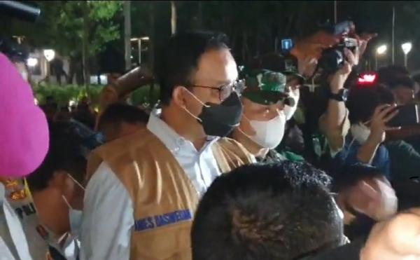 anies datangi halte bundaran HI sind Gubernur DKI Jakarta Anies Baswedan saat berdialod dengan demonstran dan mendatangi Halte Bundaran HI yang dibakar, Kamis (8/10/2020). (Foto: SINDOnews/Bima Setiyadi)