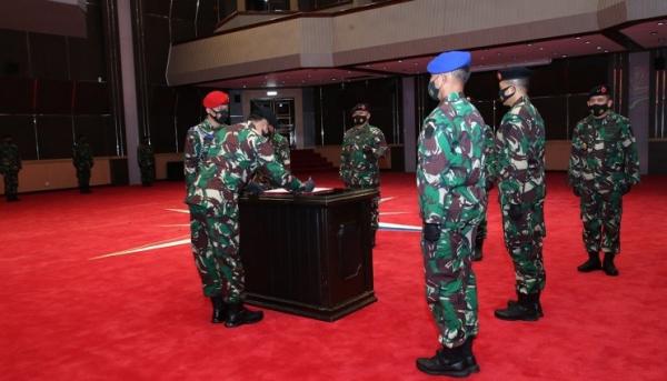 Panglima TNI Marsekal TNI Hadi Tjahjanto memimpin upacara Serah Terima Jabatan (Sertijab) tiga perwira tinggi (Pati) di Mabes TNI Cilangkap, Jakarta Timur, Kamis (8/10/2020). (Foto: ist)