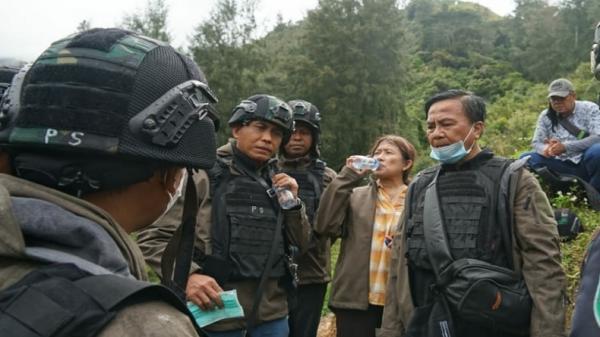 TGPF Intan Jaya ist Anggota TGPF Intan Jaya menelusuri pelaku penembakan pendeta dan anggota TNI di Sugapa, Intan Jaya, Papua, Sabtu (10/10/2020). (Foto: Kemenko Polhukam).