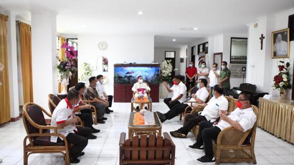 olly-steven ke keuskupan agung manado Uskup Manado Mgr Benedictus Estephanus Rolly Untu MSC menerima kunjungan Cagub Sulut Olly Dondokambey dan Cawagub Steven Kandouw di Keuskupan Manado, Senin (12/10/2020). (Foto: Istimewa)