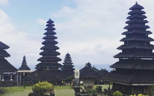 Pura Besakih Pura Besakih di Bali. (Foto: IG@daniasulpianetaterra)