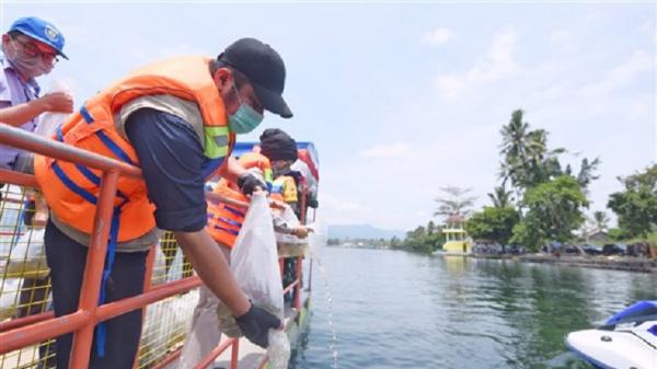 Gubernur Sumsel Herman Deru menebarkan benih Gubernur Sumsel Herman Deru menebarkan 200.000 benih ikan nila bantuan dari Dinas Kelautan dan Perikanan Sumsel serta Dinas Perikanan dan Peternakan OKU Selatan. (Foto: IST)