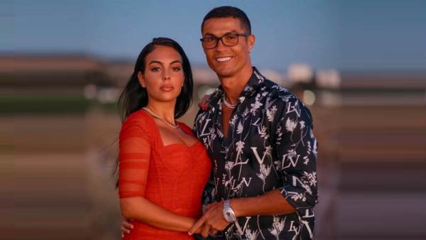 Cristiano Ronaldo bersama Georgina Rodriguez. (Foto: The Sun)