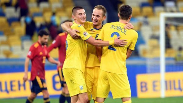Para pemain Ukraina merayakan gol ke gawang Spanyol pada matchday keempat UEFA Nations League A Grup 4 di NSK Olympiyskiy, Rabu (14/10/2020) dini hari WIB.  (Foto: AFP)